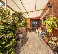 Terrasse bei einem Einfamilienhaus auf der Lajosa Kossutha in Dunajská Streda mit Pflanzen und Möbeln.