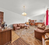 Wohnzimmer in einem Einfamilienhaus mit Holzboden, bequeme Ledersofas.