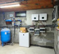Kern des Installationsraums in einem Einfamilienhaus mit Technologie und Leitungen.
