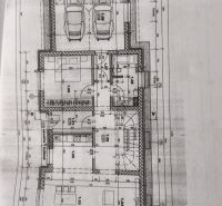 Grundriss eines Einfamilienhauses in Zlaté Moravce mit Doppelgarage und mehreren Räumen.