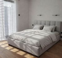 Schlafzimmer in einem Einfamilienhaus mit großem Bett, Vorhängen und einem Boden mit Holzdekor.