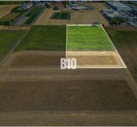 Luftaufnahme von Grundstücken - Wohnen in Nové Zámky, umgeben von landwirtschaftlicher Landschaft.