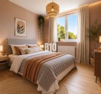 Helles Schlafzimmer im Einfamilienhaus mit Naturdekor und Holzboden.