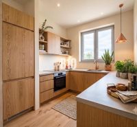 Eine Küche in einem Einfamilienhaus mit Holzdekor, modernen Geräten und viel Grün.