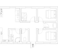 Grundriss eines Einfamilienhauses in Čeľadice mit drei Schlafzimmern und einem Wohnzimmer.