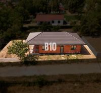 Ein Einfamilienhaus in Čeľadice mit einer Ziegelfassade, einem Schrägdach und einer Umzäunung.
