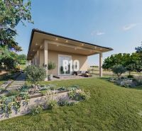 Ein Einfamilienhaus in Čeľadice, umgeben von einem Garten mit Terrasse und Grünflächen.