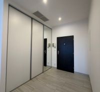 Eingangsflur in einer 3-Zimmer-Wohnung mit Fliesenboden und Einbauschränken.