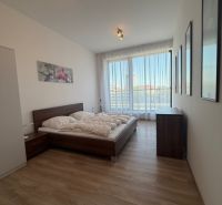 Schlafzimmer in einer 3-Zimmer-Wohnung mit Holzboden und großem Fenster.