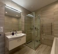 Badezimmer in einer 3-Zimmer-Wohnung mit Dusche, Waschbecken und Badewanne.