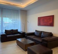 Ledersofa in einer 3-Zimmer-Wohnung mit Holzboden.