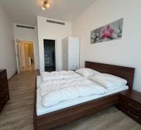 Schlafzimmer mit Holzboden und Bett in einer 3-Zimmer-Wohnung.