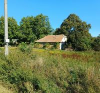Grundstücke - Wohnen in der Hauptstraße in Ceroviny, umgeben von Grünflächen und einem Häuschen.