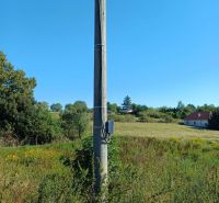 Ein Telefonmast auf einem Wohngrundstück in der Hauptstraße, Ceroviny, umgeben von Natur.