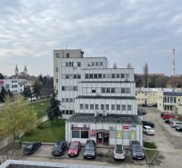 Bürogebäude in der Záhradnícka-Straße in Komárno mit Parkplatz und Grünflächen.