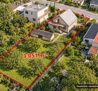 Luftaufnahme eines Einfamilienhauses mit einem Grundstück von 1051 m² in der Družstevná in Dubnica nad Váhom.