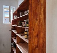 Speisekammer im Einfamilienhaus mit Regalen und eingelagerten Konserven.