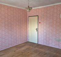 Ein Interieur in einem Einfamilienhaus mit Tapeten und einem Boden in Holzoptik.
