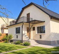 Ein Einfamilienhaus in der Družstevná-Straße in Dubnica nad Váhom, umgeben von einem gepflegten Garten.