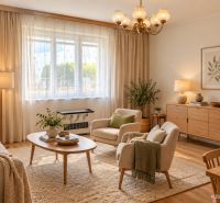 Wohnzimmer mit Holzboden in einem Einfamilienhaus. Elegante Möbel und Dekorationen.