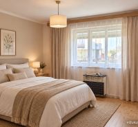 Ein helles Schlafzimmer mit einem bequemen Bett, Pflanzen und Dekorationen in einem Einfamilienhaus.
