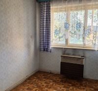 Innenraum eines Einfamilienhauses mit Tapeten, Vorhängen und einem Boden mit Holzdekor.