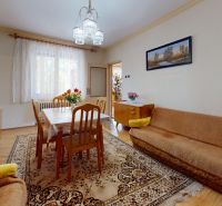 Esszimmer in einem Einfamilienhaus mit Holzdekor und Blumen auf dem Tisch.