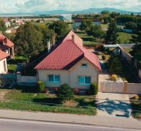 Ein Einfamilienhaus in Nadlice mit Garten und rotem Dach auf dem Land.