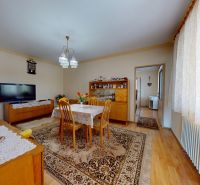Esszimmer in einem Einfamilienhaus mit Holzboden und Blumendekoration.