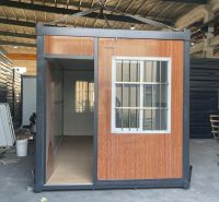 Containerhaus mit Holzboden im Inneren der Halle.
