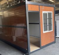 Metallhütte mit Holzdekor und Fenster im Innenraum, geeignet für die Sukenicka-Straße.