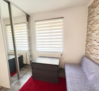 Innenraum eines Einfamilienhauses mit Sofa, Spiegelschrank und dekorativer Wand.