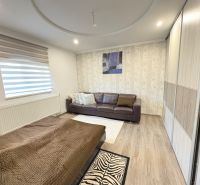 Wohnzimmer in einem Einfamilienhaus mit Holzboden und Sofa.