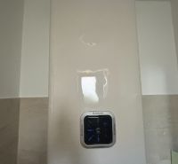 Elektrischer Boiler im Einfamilienhaus mit Touch-Bedienung und digitalem Display.