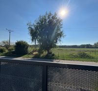 Ein sonniger Tag in der Feigenstraße in Bernolákovo mit Blick aus dem Einfamilienhaus auf die Natur.