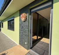 Die Eingangstür des Einfamilienhauses in der Figová-Straße in Bernolákovo mit einem verzierten Kranz.