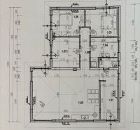 Grundriss des Erdgeschosses eines Einfamilienhauses mit den Zonen Küche, Wohnzimmer und Schlafzimmer.