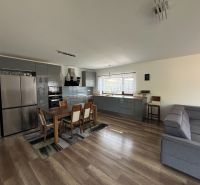 Offene Küche mit Esstisch und Holzboden in einem Einfamilienhaus.