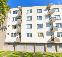 Wohnkomplex in der Vážska-Straße in Piešťany mit Balkonen und Garagentoren.