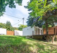 Ein Haus mit Garten zwischen den Bäumen auf Erholungsgrundstücken, Bratislava - Devín, Devínska cesta.