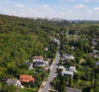 Luftaufnahme von Erholungsgrundstücken in Bratislava - Devín, entlang der Devínska-Straße.