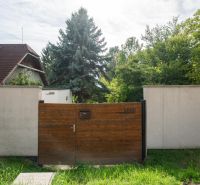 Tor und Zaun auf den Erholungsgrundstücken in Bratislava - Devín an der Devínska cesta.