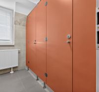 Orangene Kabinen mit Türen in öffentlichen Toiletten in Büros.