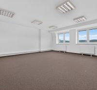 Geräumige Büros mit weißen Wänden, Teppichboden und großen Fenstern mit Aussicht.