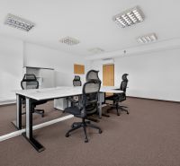 Büros mit Konferenztisch, ergonomischen Stühlen und Aufbewahrungsschränken.