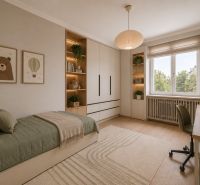 Kinderzimmer mit Holzboden in einer 3-Zimmer-Wohnung, gemütlich eingerichtet.