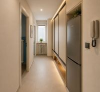 Der Flur in der 3-Zimmer-Wohnung mit sanften Farben und einem Bosch-Kühlschrank.