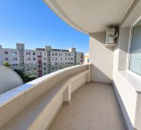 Balkon einer 4-Zimmer-Wohnung in der Veternicova-Straße in Bratislava - Karlova Ves mit Blick auf die Siedlung.