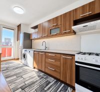 Küche in einer 4-Zimmer-Wohnung mit Holzelementen und moderner Ausstattung.