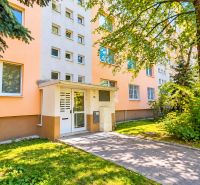 Wohnhaus in der Rumančekova-Straße in Bratislava - Ružinov, umgeben von Grünflächen.